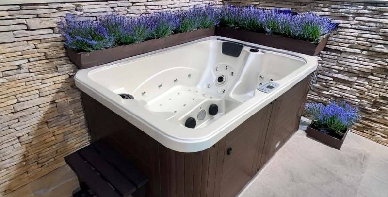 Spa 3 places installé à Châteauneuf-les-Martigues – modèle Rio parfaitement intégré dans une petite cour extérieure avec peu de profondeur