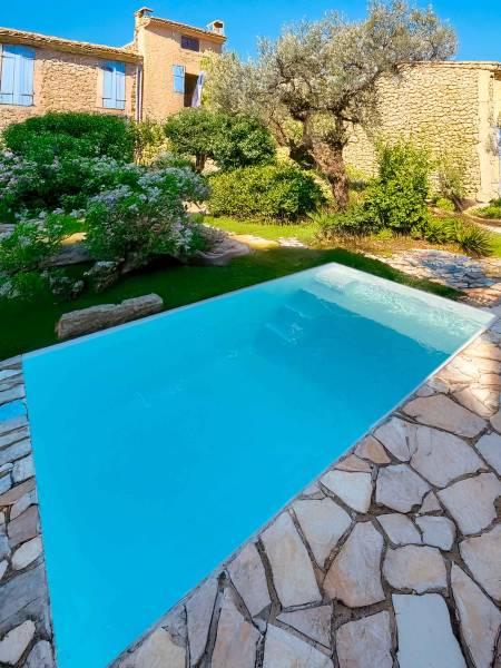 Cette piscine Bora Bora installée à Pertuis se marie parfaitement avec l’authenticité du jardin provençal, offrant un lieu de détente unique.